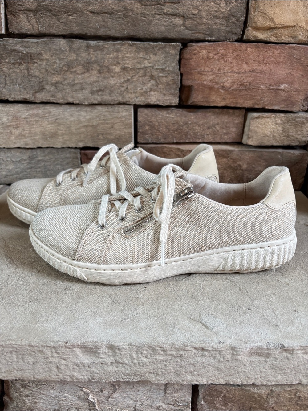 Clarks sz 10 tan with metallic lace up comfort sneakers